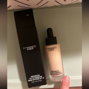 MAC Cosmetics Studio Waterweight Foundation Nw15